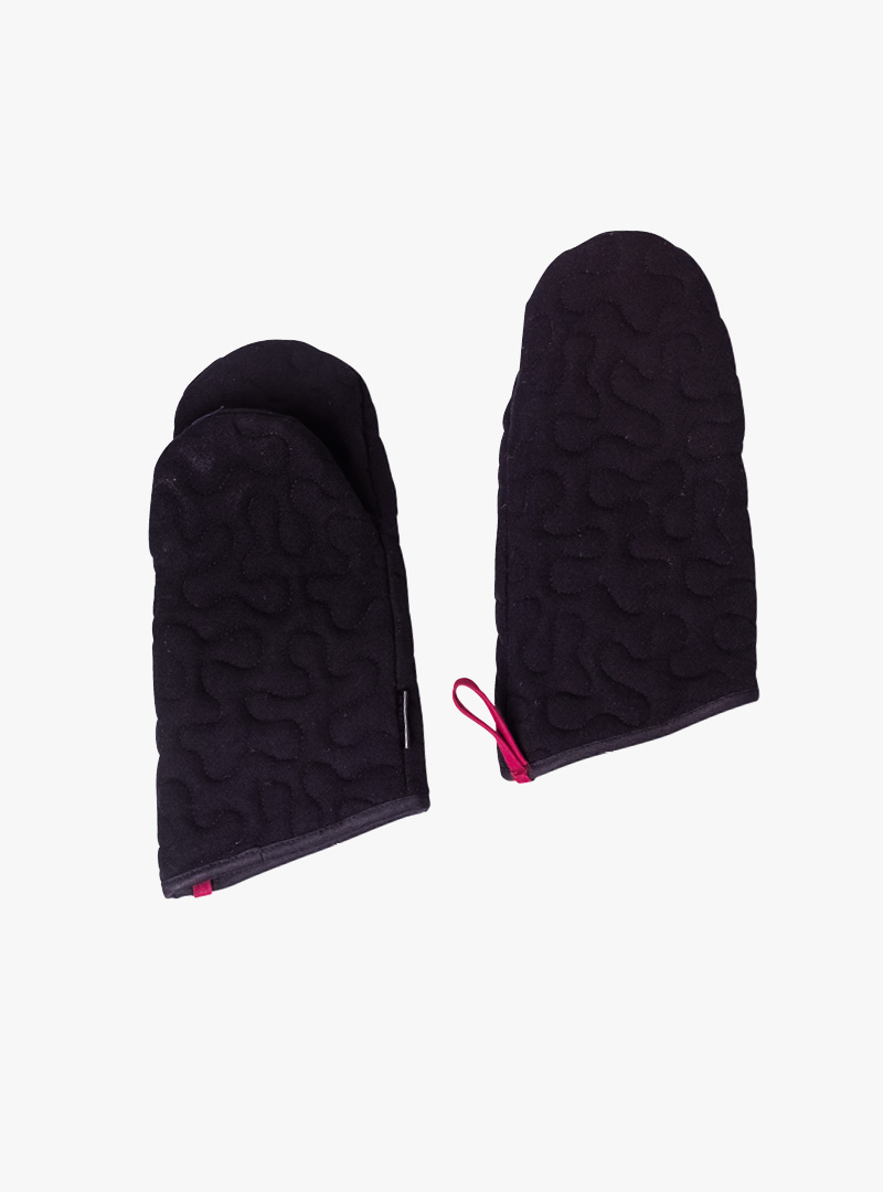 le tablier | schwarze Ofenhandschuhe mit roten Schlaufen und einem Muster