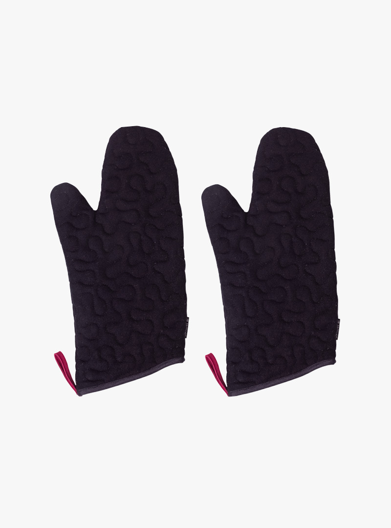 le tablier | zwei schwarze Ofenhandschuhe mit dunkelroten Schlaufen und eingenähtem Muster