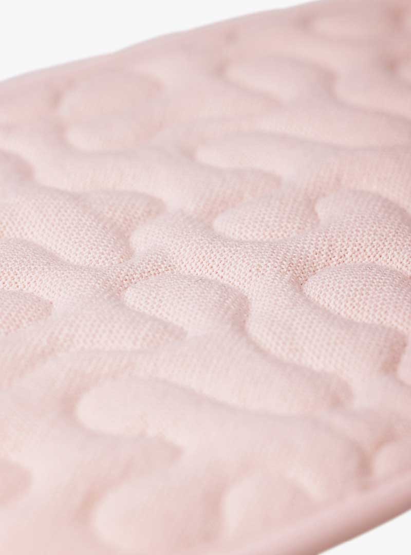 le tablier | Nahaufnahme von einem rosa Stoff mit eingenähtem Muster