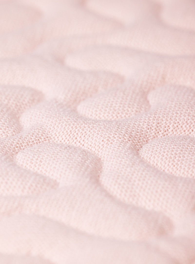 le tablier | rosa Stoff mit Muster in direkter Nahaufnahme
