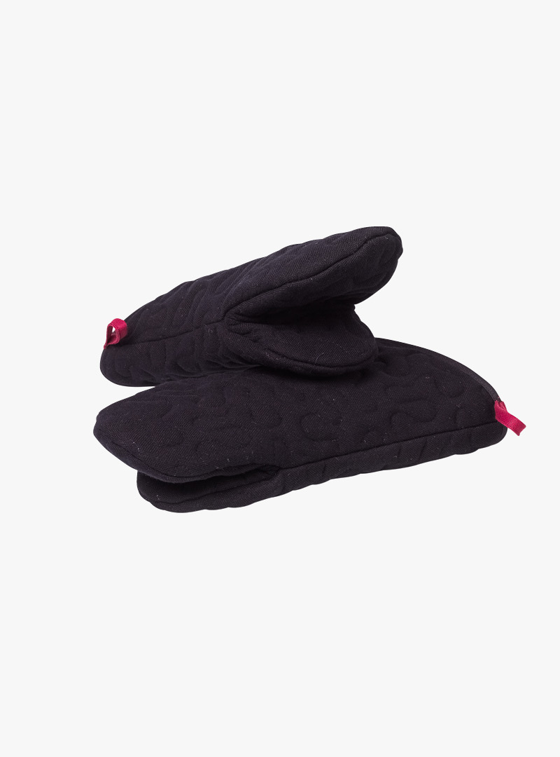 le tablier | schwarze Ofenhandschuhe mit roter Schlaufe und dezentem Muster