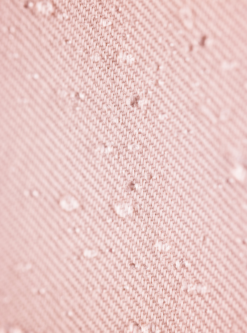 le tablier | rosa Stoff mit Wassertropfen in Nahaufnahme