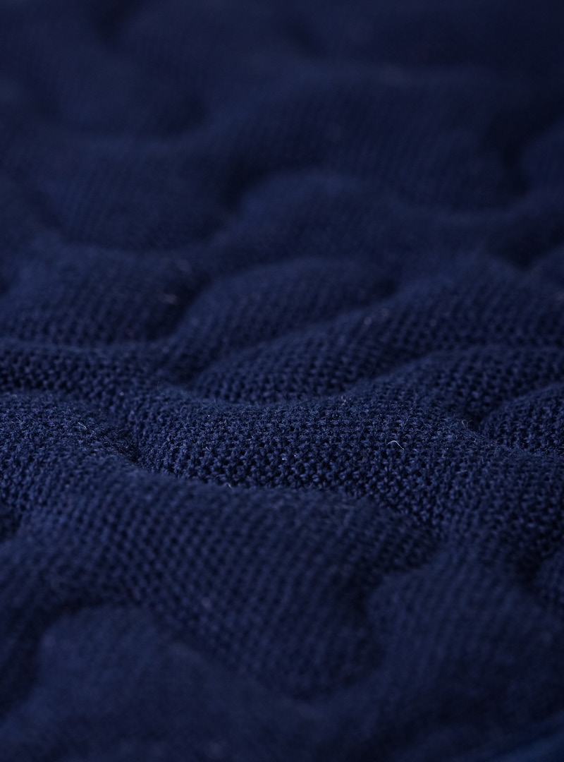 le tablier | navy blauer Stoff mit Musterung in einer Nahaufnahme